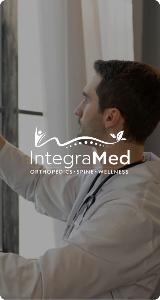 Integramed logo with a doctor analyzing an X-ray – medical website